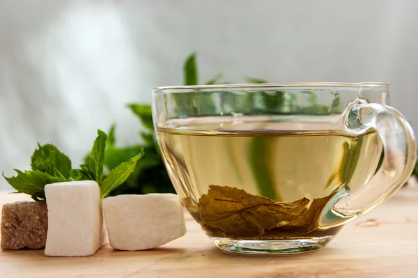 Tasses de thé à la menthe sur table en bois — Photo