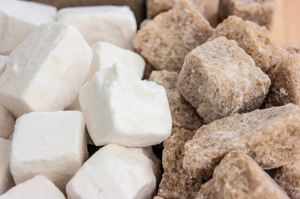 Küçük beyaz ve kahverengi şeker küpleri yığını — Stok fotoğraf