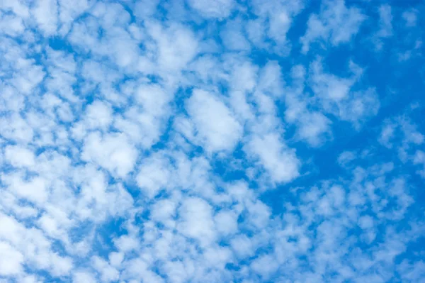 Wolken am blauen Himmel — Stockfoto