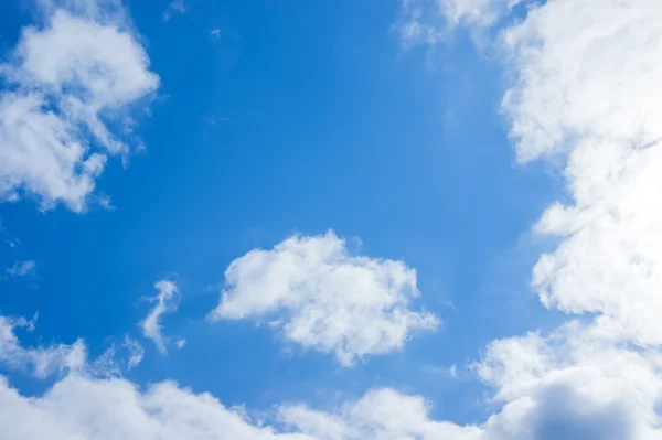 Blauwe lucht met wolken — Stockfoto