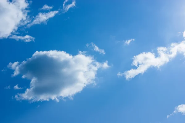 Cielo blu con nuvole — Foto Stock