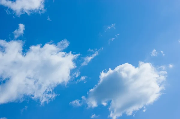 Blauwe lucht met wolken — Stockfoto