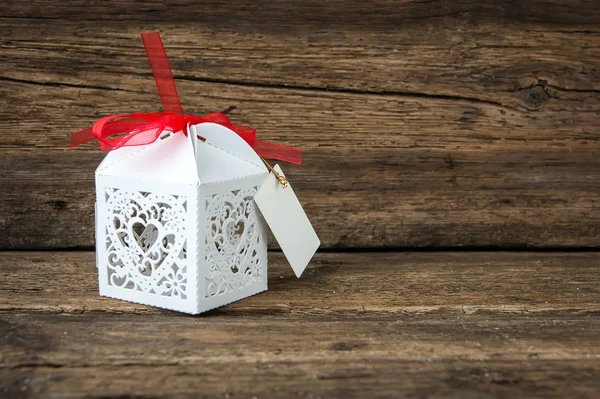 Caja de regalo vintage sobre fondo de madera — Foto de Stock