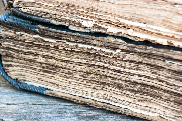 Libros antiguos sobre un fondo de madera — Foto de Stock