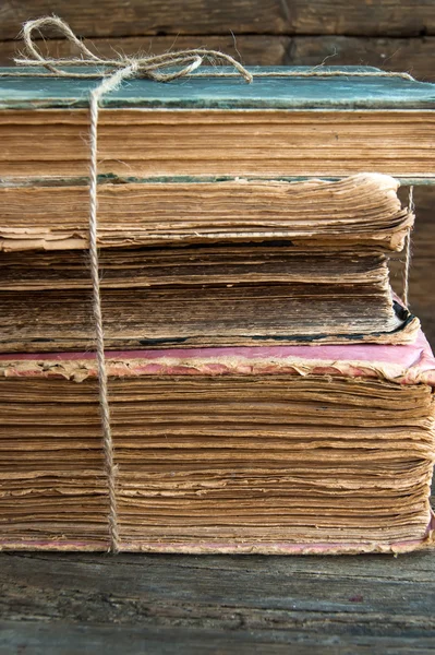 Uma pilha de livros antigos — Fotografia de Stock