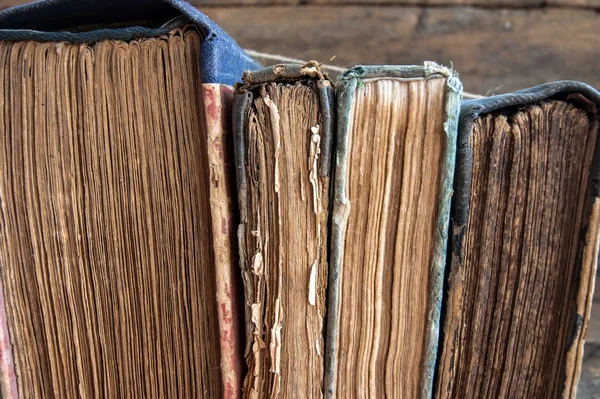 Una pila di vecchi libri — Foto Stock