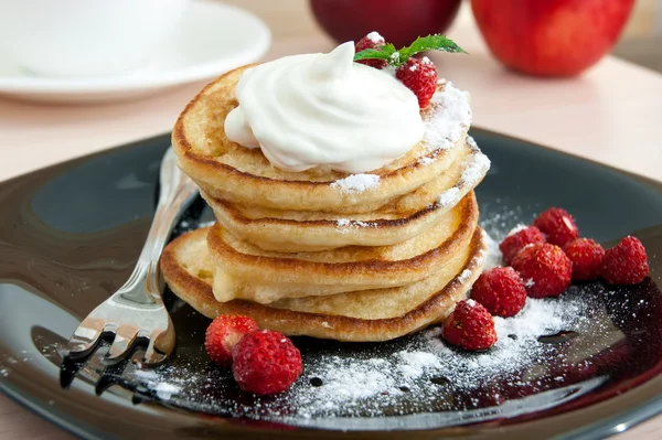 Pancakes with sour cream and berries — Stock Photo, Image