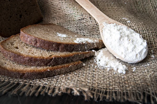 Pane e farina in tavola — Foto Stock