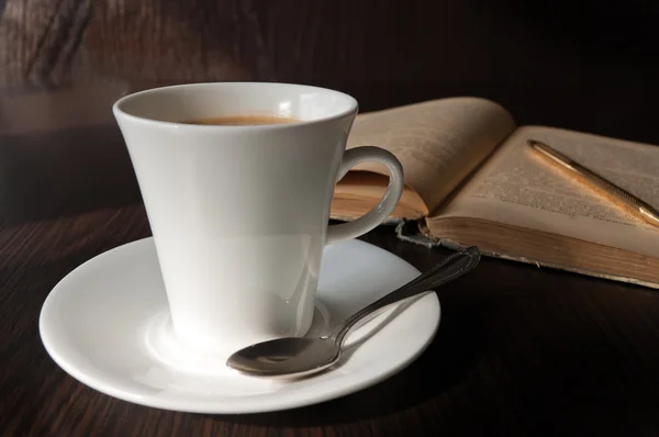 Kaffee und Buch am Morgen — Stockfoto