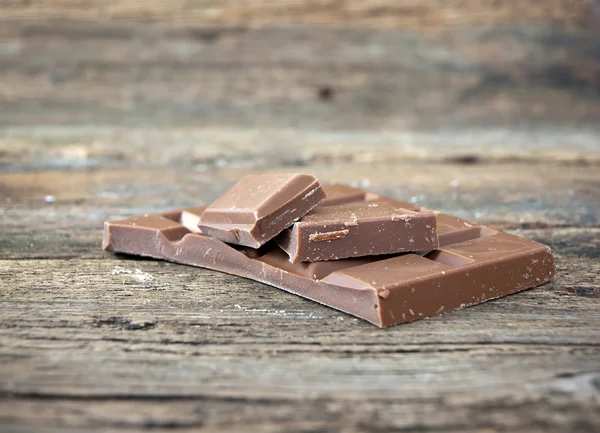 Cioccolato su sfondo di legno — Foto Stock