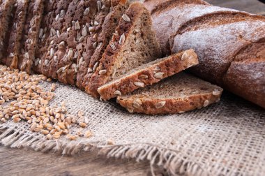 Tahtada taze ekmek ve buğday