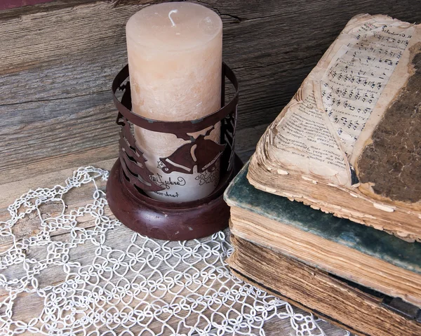 Stare książki i świąteczny Świecznik — Zdjęcie stockowe