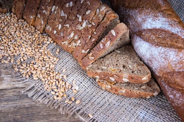 Vers brood en tarwe op het hout — Stockfoto