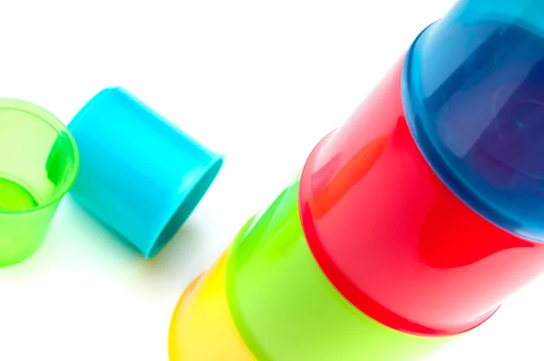 Pirâmide de brinquedo de copos de cor isolados em fundo branco — Fotografia de Stock