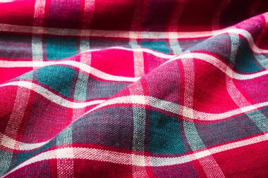 Kırmızı kareli masa örtüsü