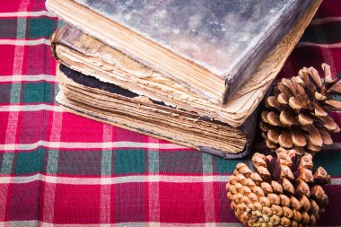 eski kitaplar ve diken üstünde din tablo