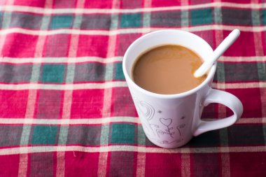 bardak damalı masa örtüsü ile masada