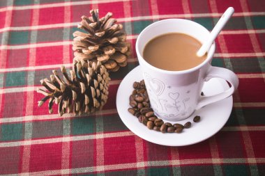 bardak damalı masa örtüsü ile masada