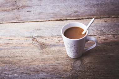 Tahta masada bir fincan kahve.