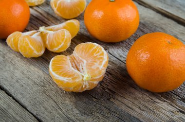 Ahşap zemin üzerinde olgun, lezzetli mandalinalar