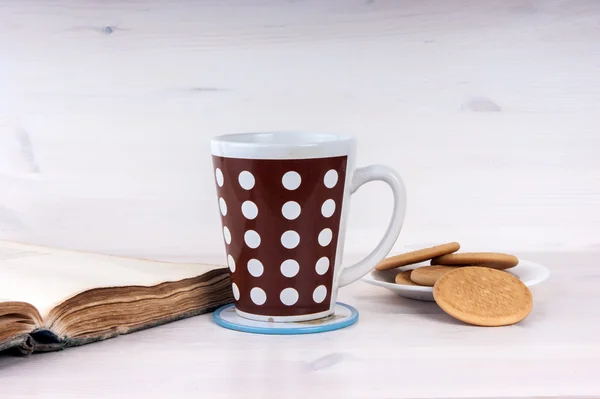 Tasse de thé et biscuits sur un fond en bois blanc — Photo