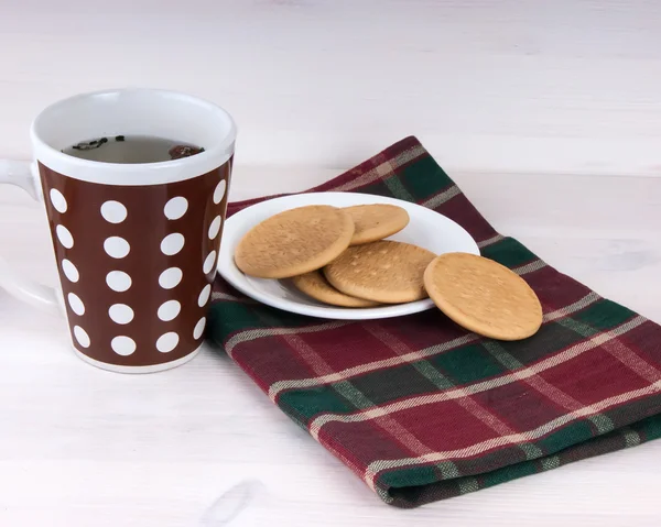 Tasse de thé et biscuits sur un fond en bois blanc — Photo