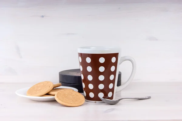 Tasse Tee und Kekse auf weißem Holzgrund — Stockfoto