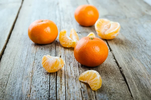 Maturare gustosi mandarini su sfondo di legno — Foto Stock