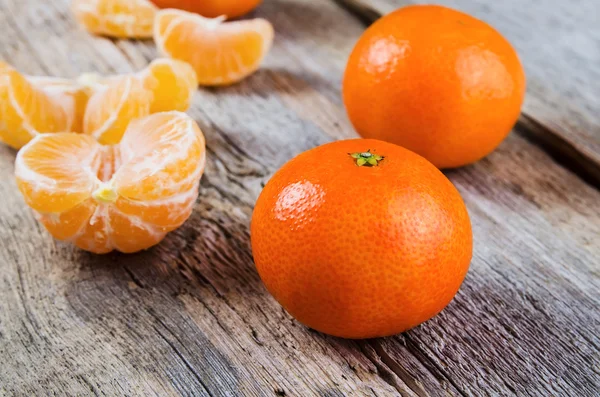 Kypsiä maukkaita mandariineja puupohjalla — kuvapankkivalokuva