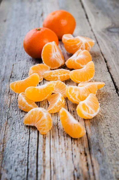 Maturare gustosi mandarini su sfondo di legno — Foto Stock