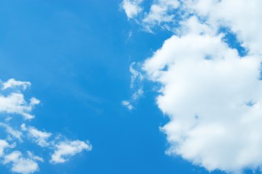 Mavi gökyüzündeki bulutlar