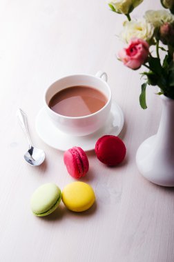 ahşap masa üzerinde kahve macaroons