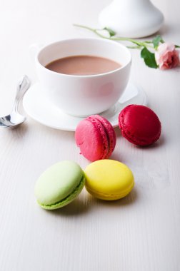 ahşap masa üzerinde kahve macaroons