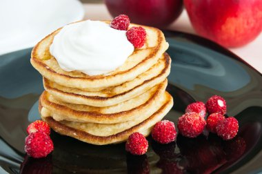 ekşi krema ve çilek ile Pancakes