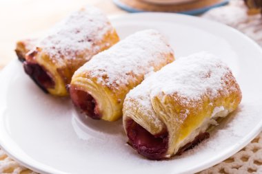 pudra şekeri ile lezzetli kiraz puf böreği