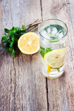 limonata taze limon ve nane cam ahşap zemin üzerinde