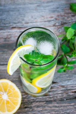 limonata taze limon ve nane cam ahşap zemin üzerinde