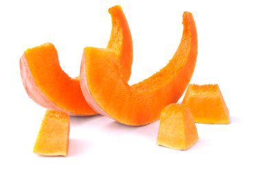 Beyaz arkaplanda izole edilmiş balkabağı dilimleri