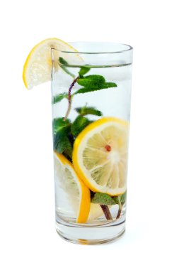 Beyaz arka plan üzerinde izole nane limon, buz ile iç