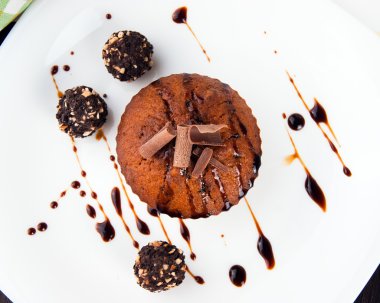 kek çikolata ve şurubu ile