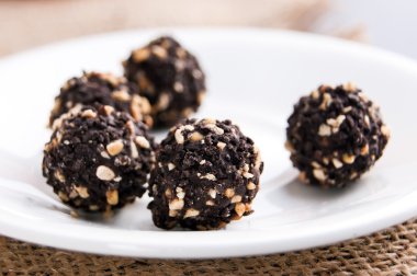 Bir plaka üzerinde çikolata topları