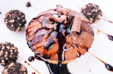 kek çikolata ve şurubu ile