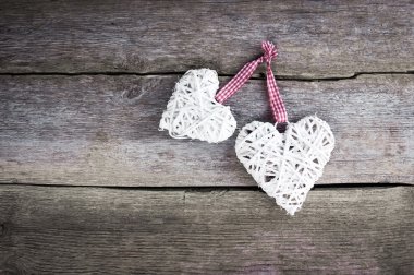 Ahşap bir arka planda kalp. Klasik stil.