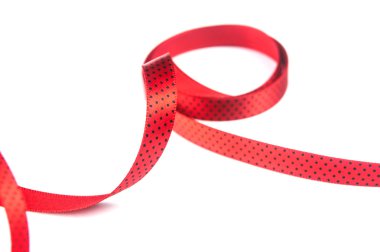 Beyaz arkaplanda kırmızı kurdele