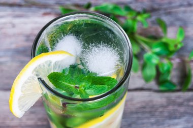 limonata taze limon ve nane cam ahşap zemin üzerinde