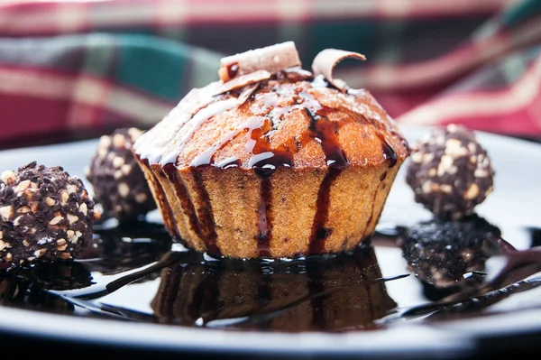 Muffiny s čokoládou a sirup — Stock fotografie