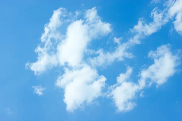 Nuvole nel cielo blu — Foto Stock