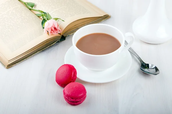 Valentine macaroons kawy na drewnianym stole. Stonowanych obrazu — Zdjęcie stockowe
