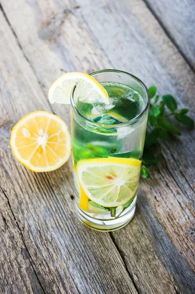 Citronnade au citron frais et menthe en verre sur fond bois — Photo