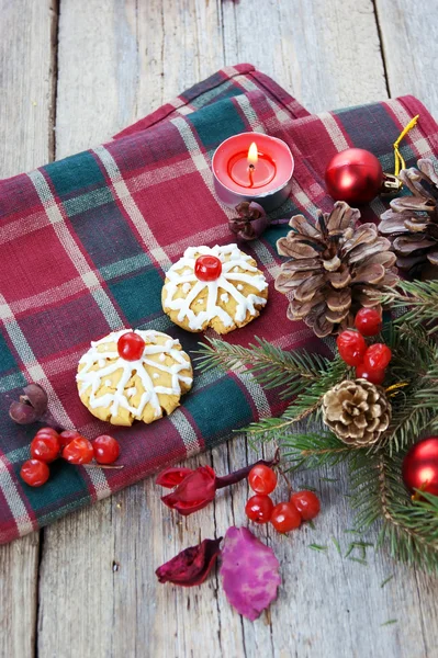 Galletas de Navidad con decoración festiva — Foto de Stock